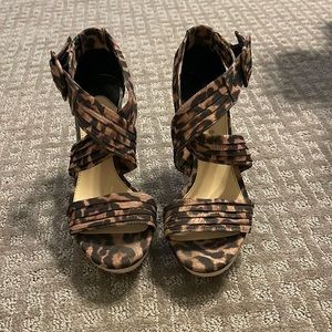 Gianni Bini Leopard cloth heels size 6